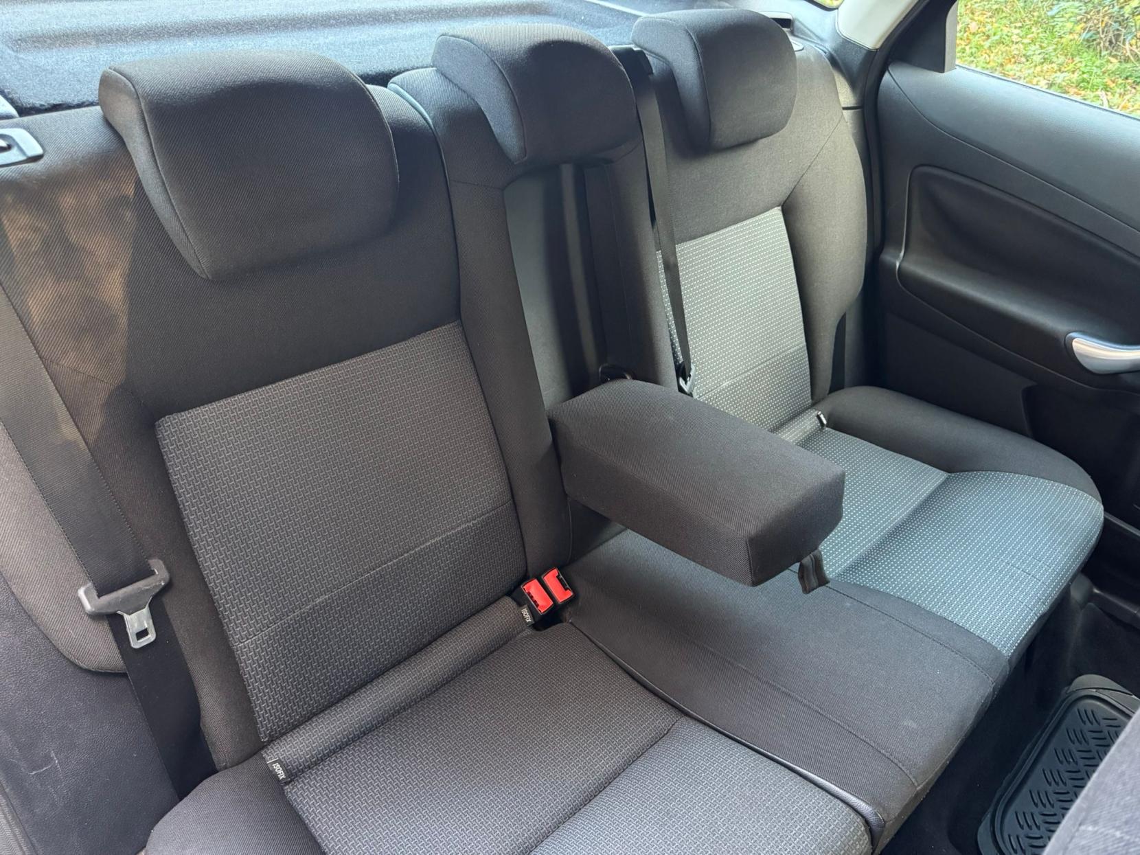 Ford Mondeo 2.0 Zetec Hatchback 5dr Petrol Manual (189 g/km, 143 bhp)