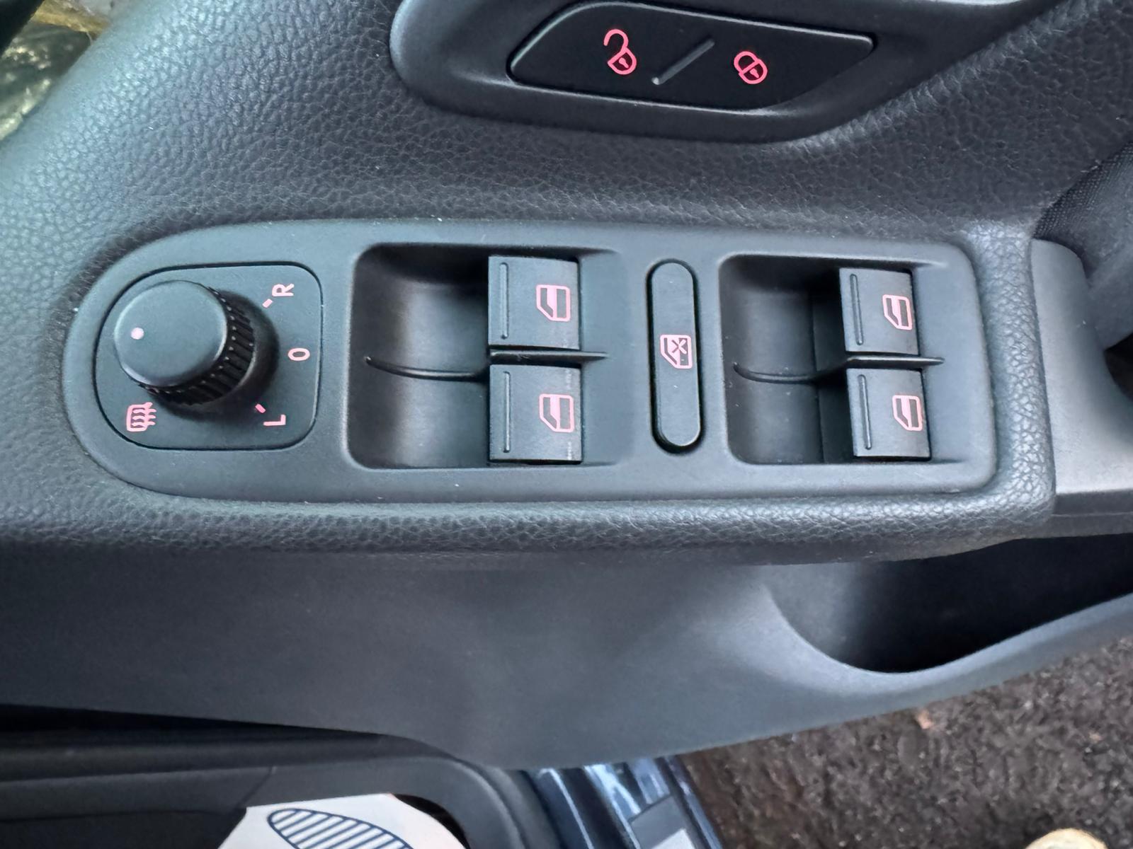 Volkswagen Golf 2.0 TDI SE Hatchback 5dr Diesel DSG Euro 5 (140 ps)