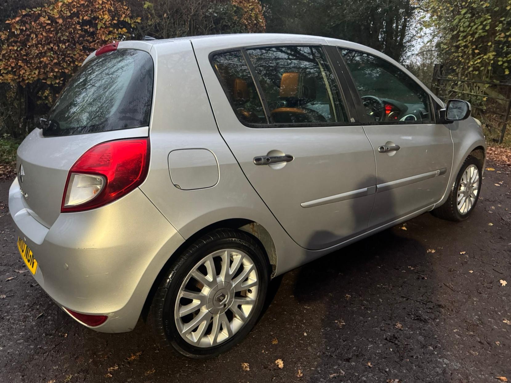 Renault Clio 1.6 VVT Initiale TomTom Hatchback 5dr Petrol Auto Euro 4 (111 ps)