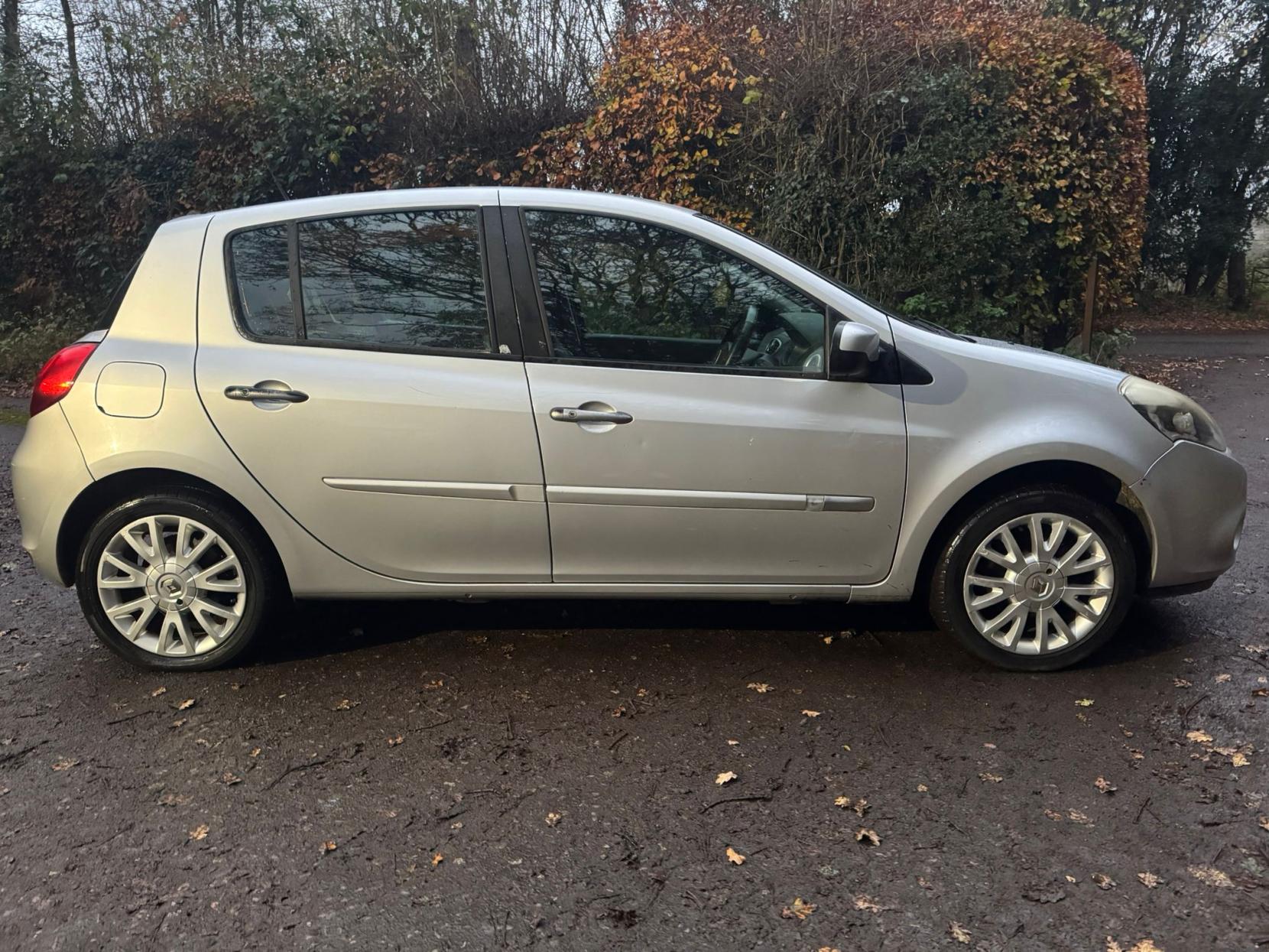 Renault Clio 1.6 VVT Initiale TomTom Hatchback 5dr Petrol Auto Euro 4 (111 ps)