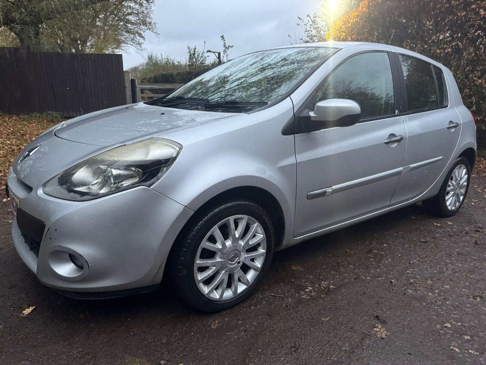 Renault Clio 1.6 VVT Initiale TomTom Hatchback 5dr Petrol Auto Euro 4 (111 ps)