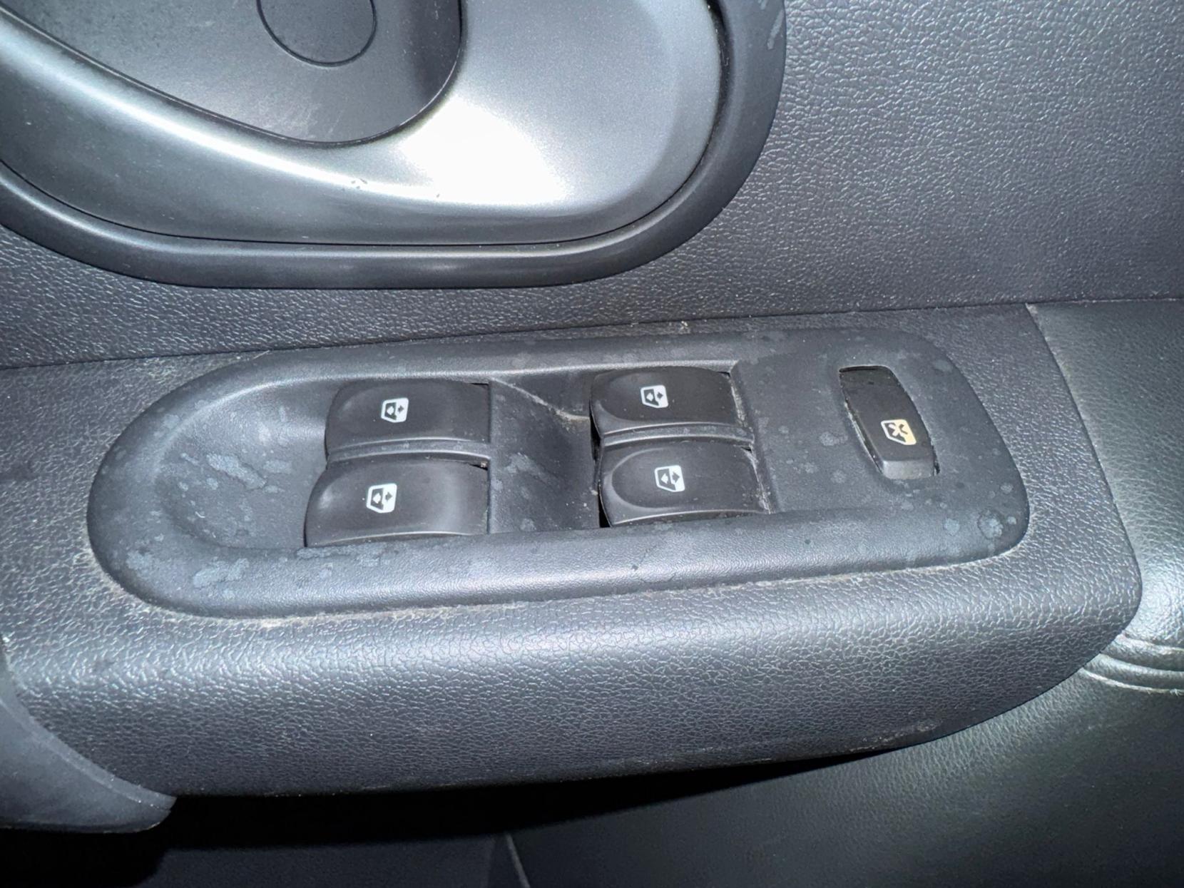 Renault Clio 1.6 VVT Initiale TomTom Hatchback 5dr Petrol Auto Euro 4 (111 ps)