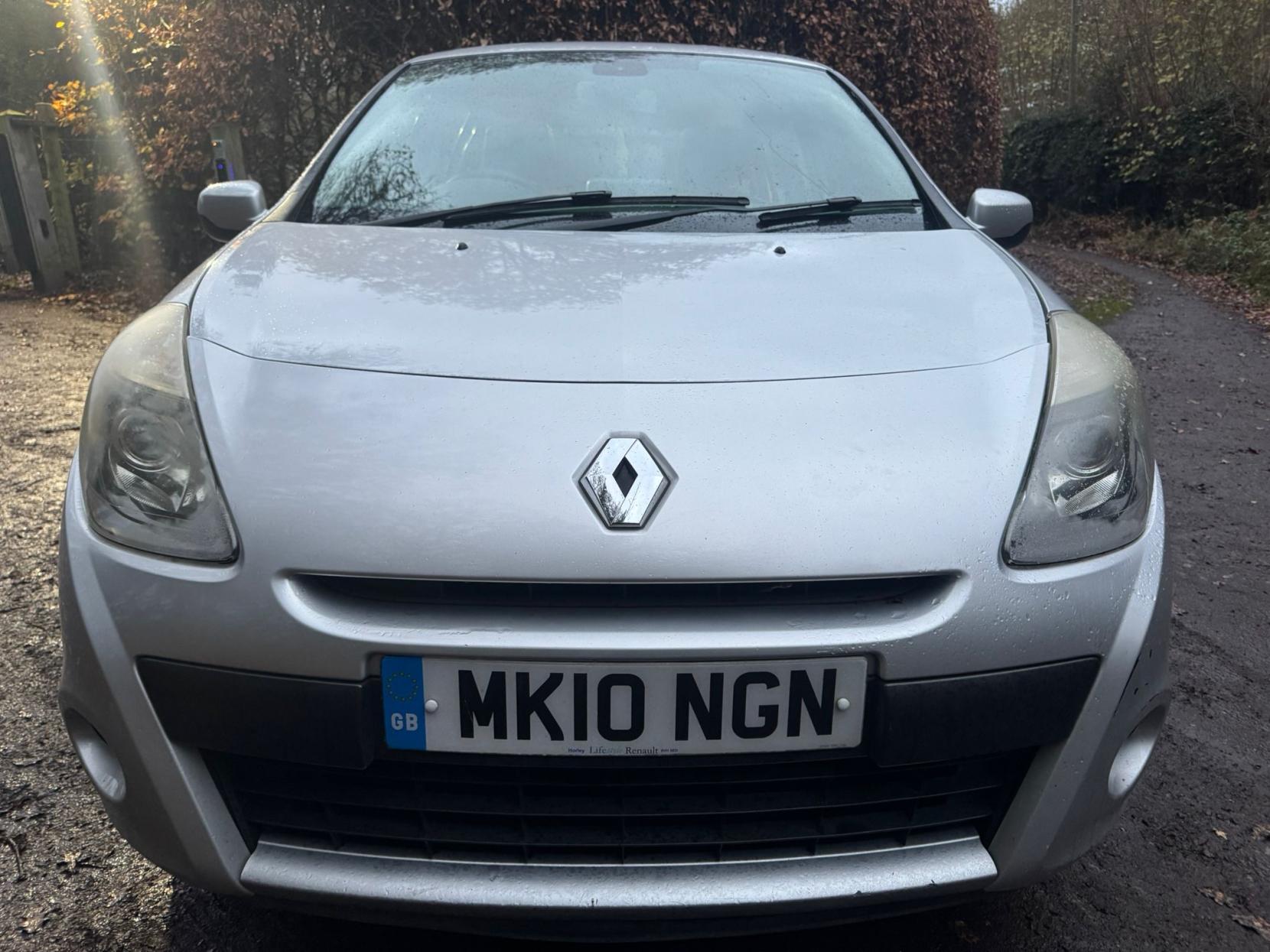 Renault Clio 1.6 VVT Initiale TomTom Hatchback 5dr Petrol Auto Euro 4 (111 ps)