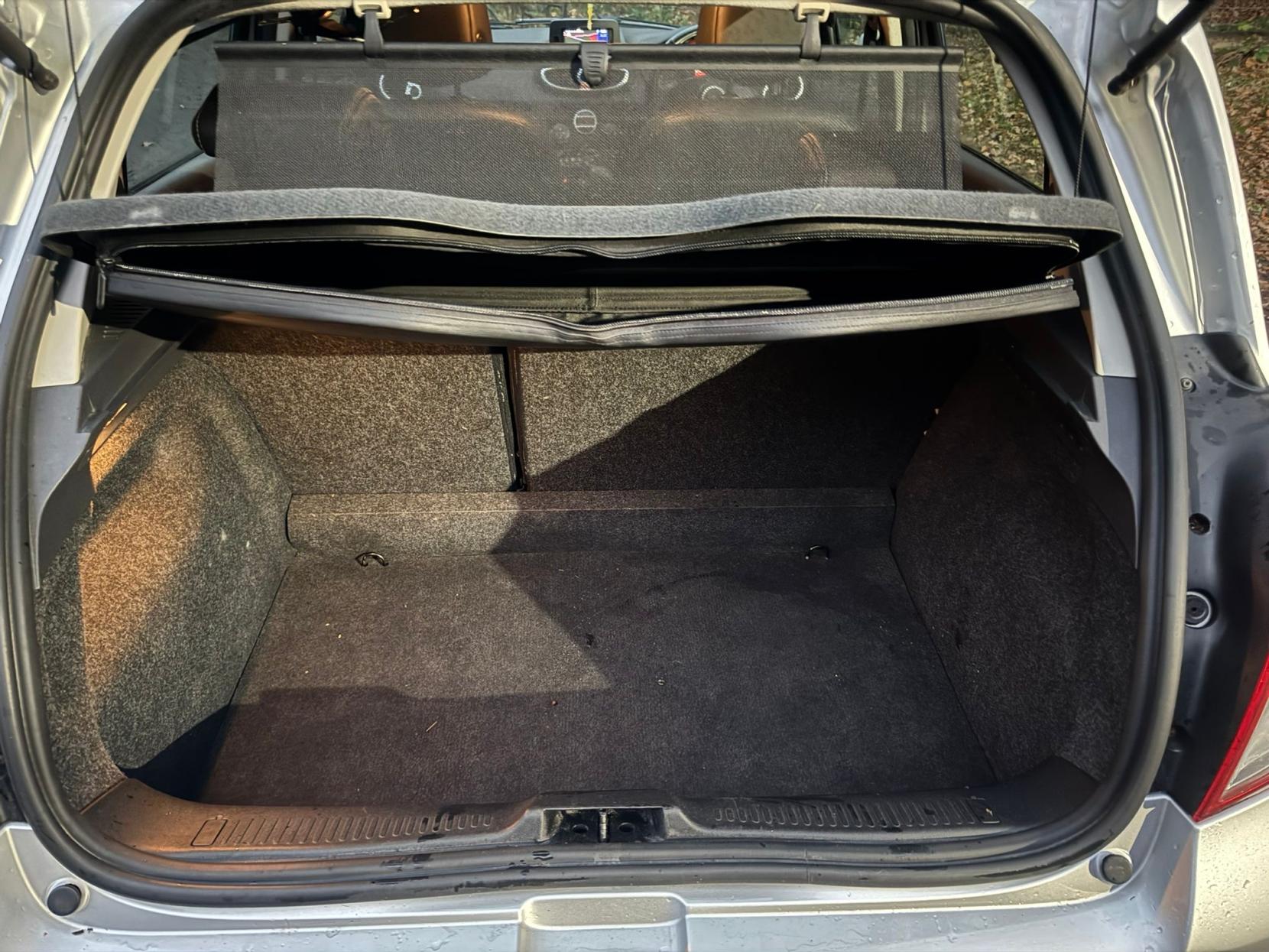 Renault Clio 1.6 VVT Initiale TomTom Hatchback 5dr Petrol Auto Euro 4 (111 ps)