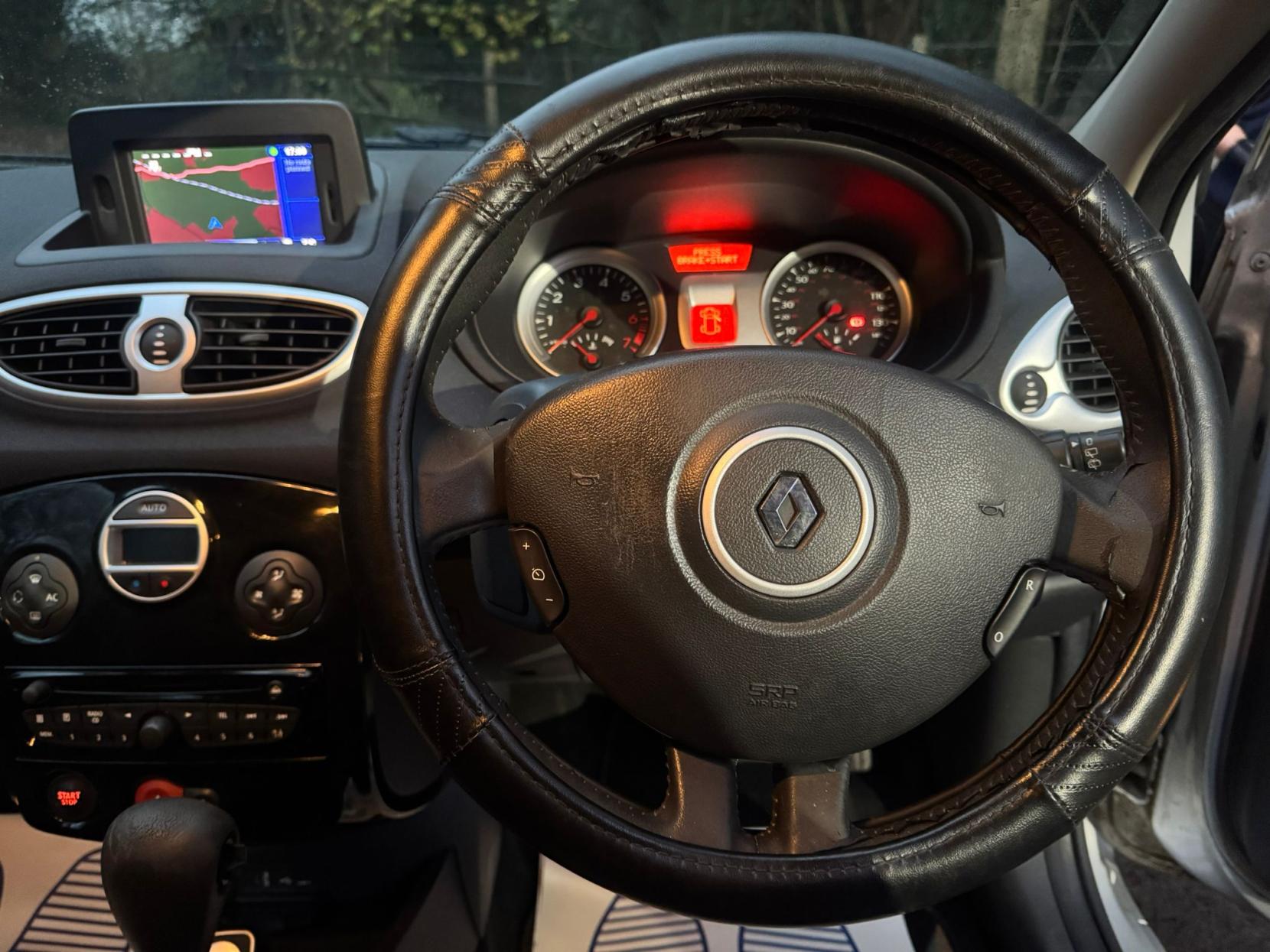 Renault Clio 1.6 VVT Initiale TomTom Hatchback 5dr Petrol Auto Euro 4 (111 ps)