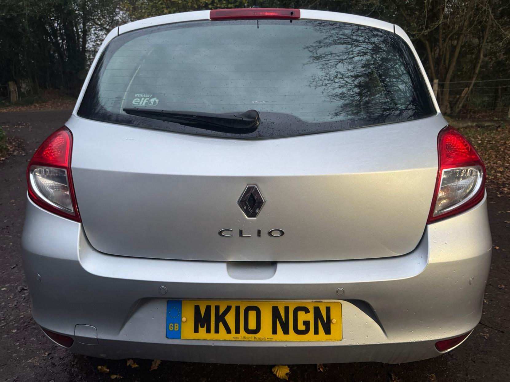 Renault Clio 1.6 VVT Initiale TomTom Hatchback 5dr Petrol Auto Euro 4 (111 ps)